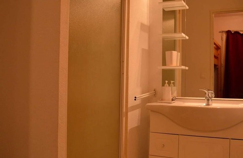 Les Angles Apartment | 2-Bedroom Cabin Apartment with Parking, Lake View