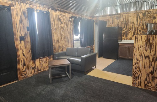 Sarita Cabin | 2-bedroom cabin in a quiet south Texas town