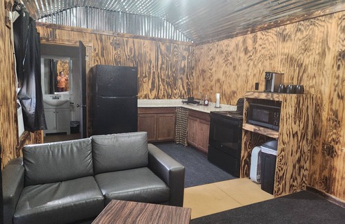Sarita Cabin | 2-bedroom cabin in a quiet south Texas town