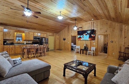 Lawrence County Cabin | 2-bedroom cabin in the heart of Amish country in Ethridge Tennessee.