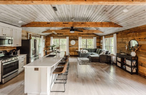 Sinking Spring Cabin | 2 Bedroom Cabin with Pickleball Court, Sectional Couch and Outdoor Dining