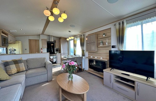 Dornoch House | 2 Bedroom Caravan Master Ensuite With Bath