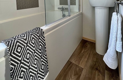 Dornoch House | 2 Bedroom Caravan Master Ensuite With Bath