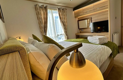 Dornoch House | 2 Bedroom Caravan Master Ensuite With Bath