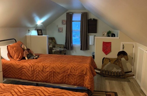 Topeka House | 2-bedroom Carriage House in downtown Topeka - AC high speed Wi-Fi & parking