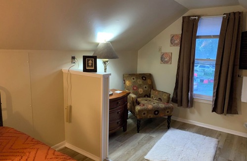 Topeka House | 2-bedroom Carriage House in downtown Topeka - AC high speed Wi-Fi & parking