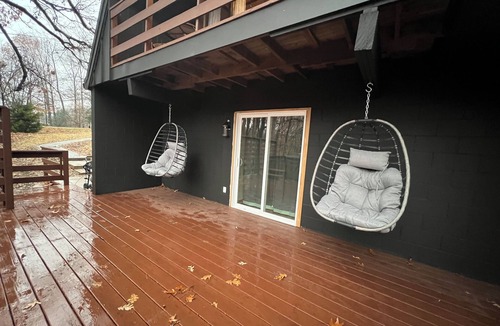 Unionville Ski Chalet | 2-bedroom chalet with forest view and hot tub