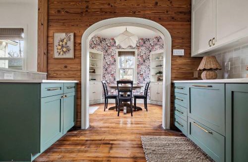 Cherrywood House | 2 Bedroom Cherrywood Cottage - Firepit - Near UT