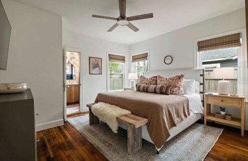 Cherrywood House | 2 Bedroom Cherrywood Cottage - Firepit - Near UT