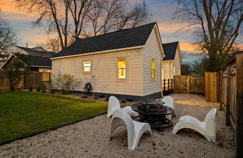 Cherrywood House | 2 Bedroom Cherrywood Cottage - Firepit - Near UT