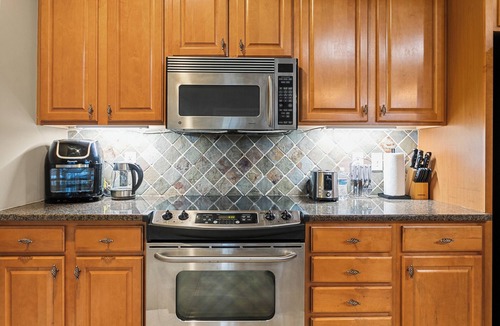 Old Irving Park Condo | 2 Bedroom Condo in Latham Park
