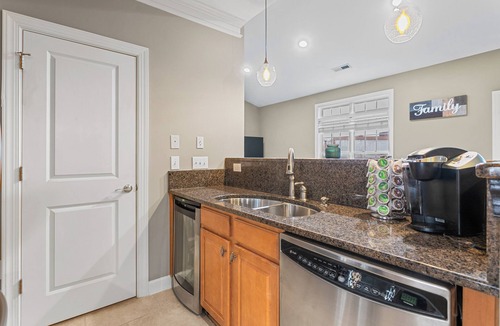 Old Irving Park Condo | 2 Bedroom Condo in Latham Park