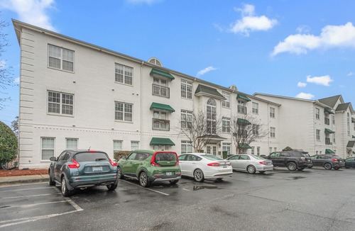 Old Irving Park Condo | 2 Bedroom Condo in Latham Park