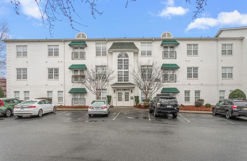 Old Irving Park Condo | 2 Bedroom Condo in Latham Park