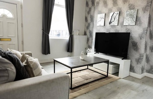 Barnsley House | 2 Bedroom Cossy Detached Property