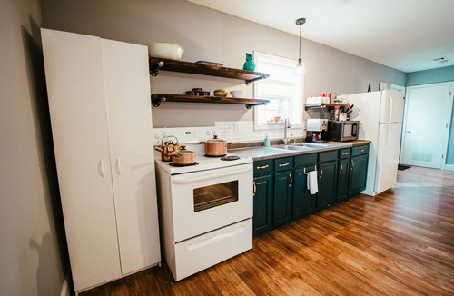 Rogers Cottage | 2 Bedroom Cottage - Boat/Trailer friendly