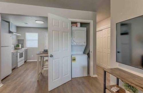 Edmond House | 2-Bedroom Cottage w/KING bed