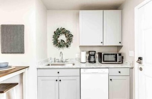 Edmond House | 2-Bedroom Cottage w/KING bed