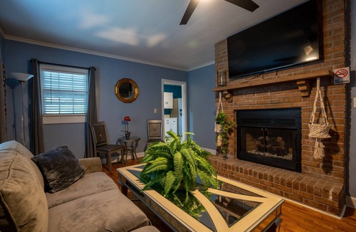 Anniston House | 2 Bedroom cottage with home gym!