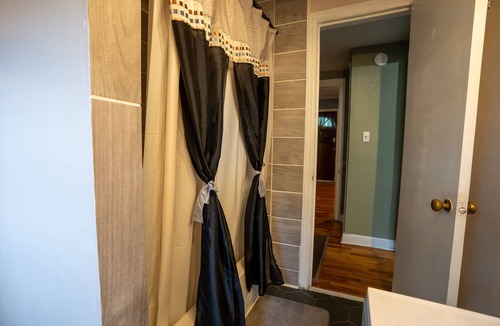 Anniston House | 2 Bedroom cottage with home gym!