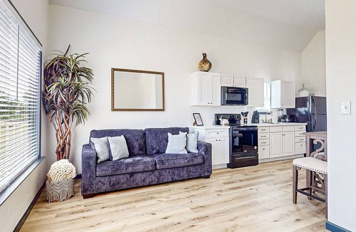 Barrett House | 2-bedroom cozy guest home with, gym, patio, shared pool and views