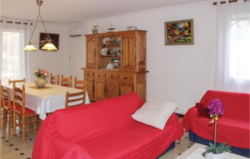 Saint-Trinit House | 2 Bedroom Cozy Home In Saint Trinit