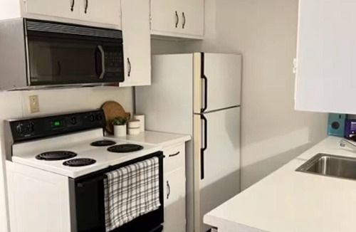 SeaTac House | 2-bedroom Cozy Waterfront Cottage