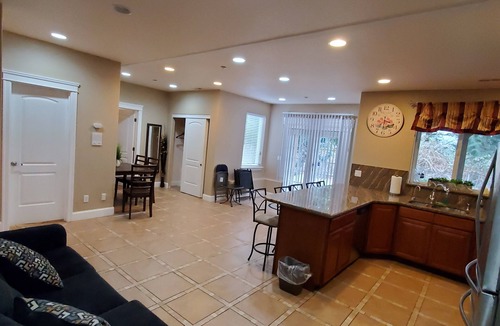 Powellhurst-Gilbert Apartment | 2 Bedroom Daylight Basement fully stocked