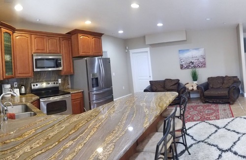 Powellhurst-Gilbert Apartment | 2 Bedroom Daylight Basement fully stocked