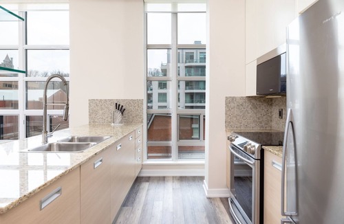 South Hill Condo | 2 bedroom + Den bright Casa Loma/Madison Avenue Loft Condo