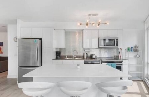Toronto Entertainment District Condo | 2 Bedroom Executive Condo + Gym Pool Free Parking