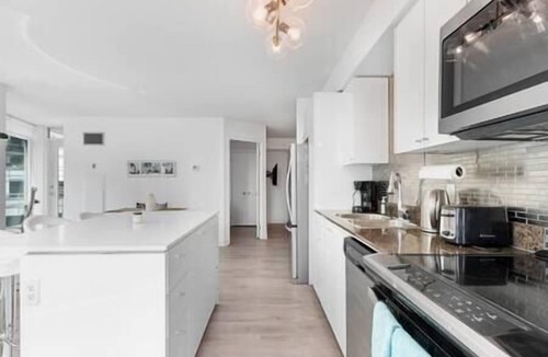 Toronto Entertainment District Condo | 2 Bedroom Executive Condo + Gym Pool Free Parking
