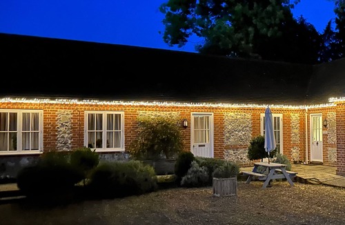 Winterbourne Earls Cottage | 2 Bedroom Executive Suite