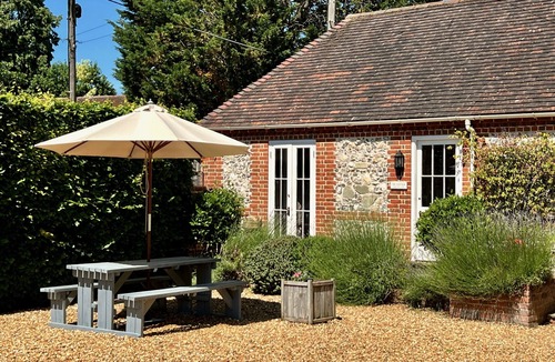 Winterbourne Earls Cottage | 2 Bedroom Executive Suite