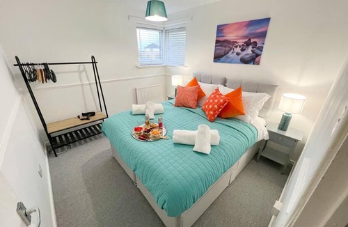 Knowle Sands Apartment | 2 Bedroom Flat - Free Parking