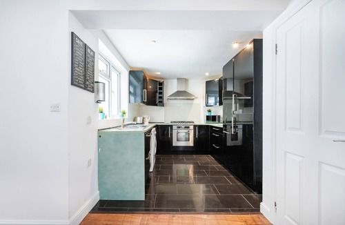 Thamesfield Apartment | 2 Bedroom flat in Putney by the river