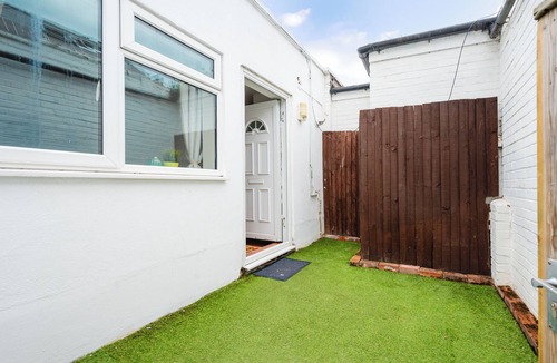 Thamesfield Apartment | 2 Bedroom flat in Putney by the river