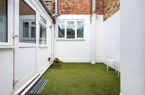 Thamesfield Apartment | 2 Bedroom flat in Putney by the river