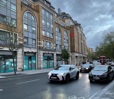 Maida Vale Apartment | 2 Bedroom Flat with 24 7 security and concierge