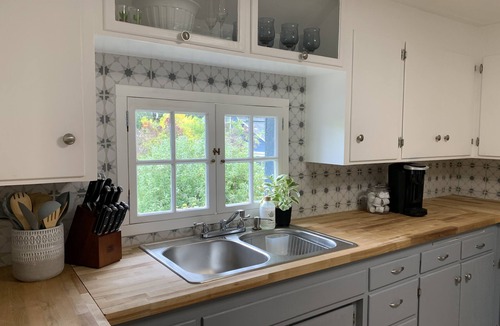 Cloverdale Apartment | 2 Bedroom Flat With Short Walk to Downtown