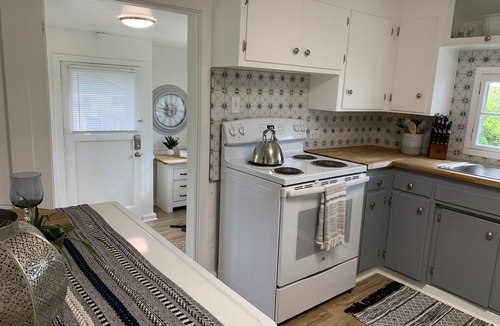 Cloverdale Apartment | 2 Bedroom Flat With Short Walk to Downtown