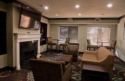 Barker Condo | 2 Bedroom | Free Breakfast + Outdoor Pool