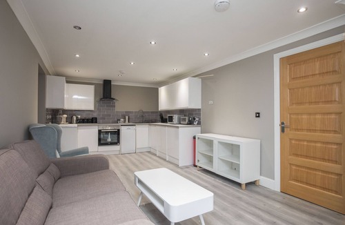 Grove House | 2 Bedroom Riverside Flat In Kingston , 1B