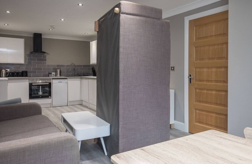 Grove House | 2 Bedroom Riverside Flat In Kingston , 1B