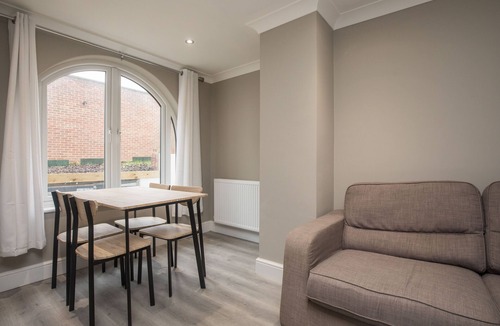 Grove House | 2 Bedroom Riverside Flat In Kingston , 1B