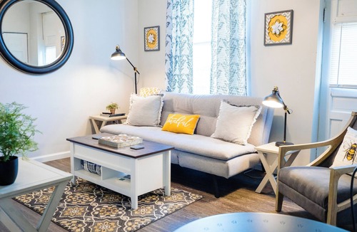 St. Louis Apartment | 2 Bedroom Getaway in Great Area