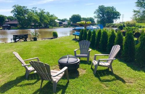 Belle River House | 2 bedroom Getaway on the River/close to marina