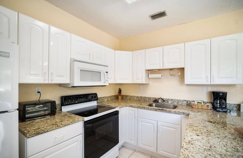 Wellington House | 2 bedroom guesthouse with pool near WEF
