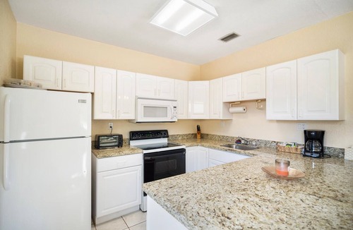 Wellington House | 2 bedroom guesthouse with pool near WEF