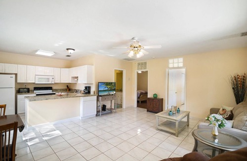 Wellington House | 2 bedroom guesthouse with pool near WEF